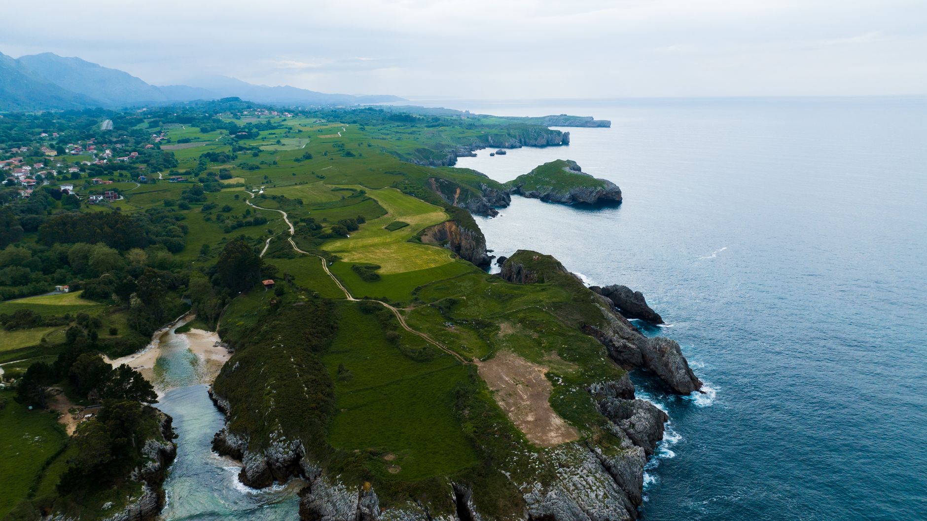 Acantilados verdes y prados de la costa de Asturias junto al mar Cantábrico