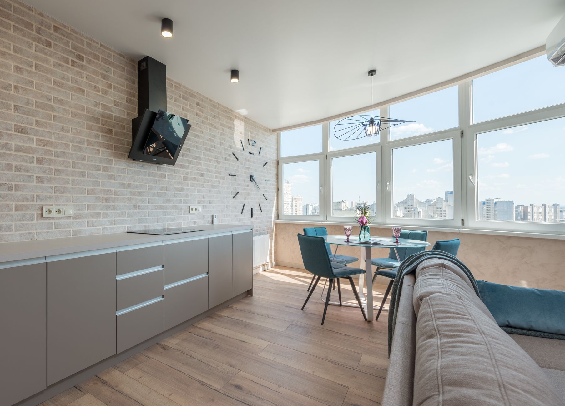 Cocina luminosa con grandes ventanas asomadas a la ciudad y luz natural